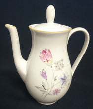 Lade das Bild in den Galerie-Viewer, MOCCA KAFFEEKANNE MIT DECKEL - Porzellan, Flora Blumenblüten Pflanzen Blatt Blätter Motiv Dekor (BC)
