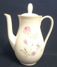 Lade das Bild in den Galerie-Viewer, MOCCA KAFFEEKANNE MIT DECKEL - Porzellan, Flora Blumenblüten Pflanzen Blatt Blätter Motiv Dekor (BC)
