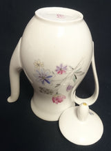 Lade das Bild in den Galerie-Viewer, MOCCA KAFFEEKANNE MIT DECKEL - Porzellan, Flora Blumenblüten Pflanzen Blatt Blätter Motiv Dekor (BC)
