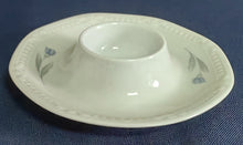 Lade das Bild in den Galerie-Viewer, EIERBECHER - Porzellan, Flora Veilchen Blumenblüten Blatt Blätter Punkte Relief Motiv Dekor
