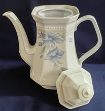 Lade das Bild in den Galerie-Viewer, 5er Set KAFFEEKANNE MIT DECKEL &amp; MILCHKÄNNCHEN &amp; ZUCKERDOSE + DECKEL - Porzellan, Flora Veilchen Blumenblüten Blatt Blätter Punkte Relief Motiv Dekor
