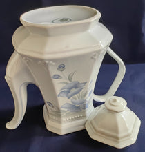 Lade das Bild in den Galerie-Viewer, 5er Set KAFFEEKANNE MIT DECKEL &amp; MILCHKÄNNCHEN &amp; ZUCKERDOSE + DECKEL - Porzellan, Flora Veilchen Blumenblüten Blatt Blätter Punkte Relief Motiv Dekor
