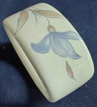 Lade das Bild in den Galerie-Viewer, SERVIETTENRING - Porzellan, Flora Veilchen Blumenblüten Blatt Blätter Punkte Relief Motiv Dekor
