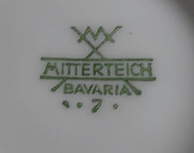 Lade das Bild in den Galerie-Viewer, 3er Set TEEKANNE MIT DECKEL &amp; STÖVCHEN - Porzellan, Flora Veilchen Blumenblüten Blatt Blätter Punkte Relief Motiv Dekor
