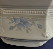 Lade das Bild in den Galerie-Viewer, SUPPENTERRINE MIT DECKEL - Porzellan, Flora Veilchen Blumenblüten Blatt Blätter Punkte Relief Motiv Dekor
