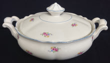 Lade das Bild in den Galerie-Viewer, SUPPENTERRINE MIT DECKEL - Porzellan, Linien Rand Flora Blumenblüten Pflanzen Motiv Dekor
