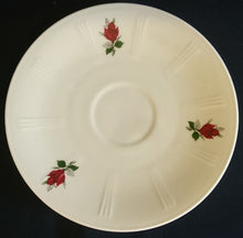 Lade das Bild in den Galerie-Viewer, UNTERTASSE - Porzellan, Flora Rosenblüten Blumen Linien Striche Relief Motiv Dekor
