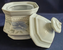 Lade das Bild in den Galerie-Viewer, 5er Set KAFFEEKANNE MIT DECKEL &amp; MILCHKÄNNCHEN &amp; ZUCKERDOSE + DECKEL - Porzellan, Flora Veilchen Blumenblüten Blatt Blätter Punkte Relief Motiv Dekor
