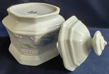 Lade das Bild in den Galerie-Viewer, 5er Set KAFFEEKANNE MIT DECKEL &amp; MILCHKÄNNCHEN &amp; ZUCKERDOSE + DECKEL - Porzellan, Flora Veilchen Blumenblüten Blatt Blätter Punkte Relief Motiv Dekor
