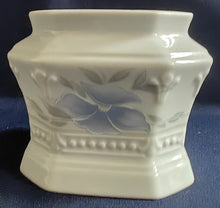 Lade das Bild in den Galerie-Viewer, 5er Set KAFFEEKANNE MIT DECKEL &amp; MILCHKÄNNCHEN &amp; ZUCKERDOSE + DECKEL - Porzellan, Flora Veilchen Blumenblüten Blatt Blätter Punkte Relief Motiv Dekor
