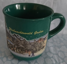 Lade das Bild in den Galerie-Viewer, GLÜHWEINTASSE - Keramik / Steingut, Weihnachtswald Goslar Aufschrift Dorfmarkt Motiv Dekor
