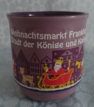 Lade das Bild in den Galerie-Viewer, GLÜHWEINTASSE - Keramik / Steingut, Weihnachtsmarkt Frankfurt Stadt der Könige &amp; Kaiser Römer Baum Schlitten Mann Motiv Dekor
