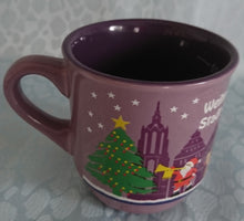 Lade das Bild in den Galerie-Viewer, GLÜHWEINTASSE - Keramik / Steingut, Weihnachtsmarkt Frankfurt Stadt der Könige &amp; Kaiser Römer Baum Schlitten Mann Motiv Dekor
