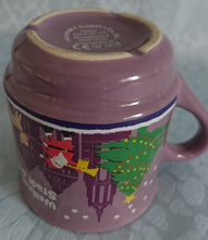 Lade das Bild in den Galerie-Viewer, GLÜHWEINTASSE - Keramik / Steingut, Weihnachtsmarkt Frankfurt Stadt der Könige &amp; Kaiser Römer Baum Schlitten Mann Motiv Dekor
