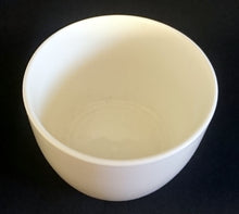 Lade das Bild in den Galerie-Viewer, KLEINES SCHÄLCHEN - Porzellan, Goldaufschrift All you need is Schoko Herz Motiv Dekor
