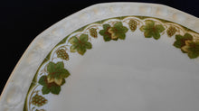 Lade das Bild in den Galerie-Viewer, KLEINER DESSERTTELLER - Porzellan, Flora Weinblätter Blatt Trauben Früchte Relief Motiv Dekor

