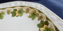 Lade das Bild in den Galerie-Viewer, GROßE BEILAGENPLATTE - Porzellan, Flora Weinblätter Blatt Trauben Früchte Relief Motiv Dekor
