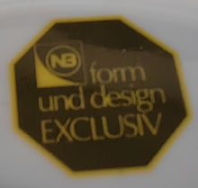 Lade das Bild in den Galerie-Viewer, GROßE BEILAGENPLATTE - Porzellan, Flora Weinblätter Blatt Trauben Früchte Relief Motiv Dekor

