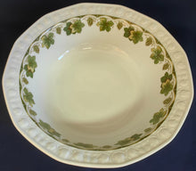 Lade das Bild in den Galerie-Viewer, MITTELGROßE BEILAGEN~ SERVIERSCHÜSSEL - Porzellan, Flora Weinblätter Blatt Trauben Früchte Relief Motiv Dekor
