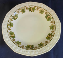 Lade das Bild in den Galerie-Viewer, SUPPENTELLER - Porzellan, Flora Weinblätter Blatt Trauben Früchte Relief Motiv Dekor
