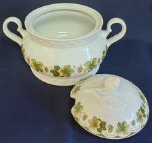 Lade das Bild in den Galerie-Viewer, SUPPENTERRINE MIT DECKEL - Porzellan, Flora Weinblätter Blatt Trauben Früchte Relief Motiv Dekor
