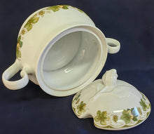 Lade das Bild in den Galerie-Viewer, SUPPENTERRINE MIT DECKEL - Porzellan, Flora Weinblätter Blatt Trauben Früchte Relief Motiv Dekor

