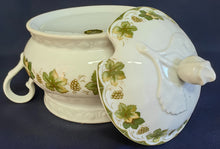 Lade das Bild in den Galerie-Viewer, SUPPENTERRINE MIT DECKEL - Porzellan, Flora Weinblätter Blatt Trauben Früchte Relief Motiv Dekor
