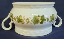 Lade das Bild in den Galerie-Viewer, SUPPENTERRINE MIT DECKEL - Porzellan, Flora Weinblätter Blatt Trauben Früchte Relief Motiv Dekor
