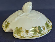 Lade das Bild in den Galerie-Viewer, SUPPENTERRINE MIT DECKEL - Porzellan, Flora Weinblätter Blatt Trauben Früchte Relief Motiv Dekor
