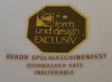 Lade das Bild in den Galerie-Viewer, SUPPENTERRINE MIT DECKEL - Porzellan, Flora Weinblätter Blatt Trauben Früchte Relief Motiv Dekor
