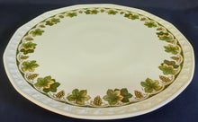 Lade das Bild in den Galerie-Viewer, TORTEN~ SERVIERPLATTE - Porzellan, Flora Weinblätter Blatt Trauben Früchte Relief Motiv Dekor
