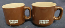 Lade das Bild in den Galerie-Viewer, 2er ESPRESSO~ KAFFEEGEDECK - Keramik / Steingut, Schriftzug Presso Presso Motiv Dekor
