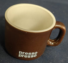 Lade das Bild in den Galerie-Viewer, 2er ESPRESSO~ KAFFEEGEDECK - Keramik / Steingut, Schriftzug Presso Presso Motiv Dekor
