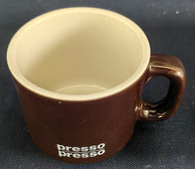 Lade das Bild in den Galerie-Viewer, 2er ESPRESSO~ KAFFEEGEDECK - Keramik / Steingut, Schriftzug Presso Presso Motiv Dekor
