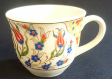 Lade das Bild in den Galerie-Viewer, MOCCA~ KAFFEETASSE &quot;Junbostar&quot; - Porzellan, Goldrand Linien Flora Blumenblüten Pflanzen Motiv Dekor
