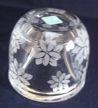 Lade das Bild in den Galerie-Viewer, TEELICHTHALTER - Hartglas, Flora Blumenblüten Blatt Blätter Pflanzen Motiv Dekor (nBC)
