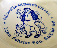 Lade das Bild in den Galerie-Viewer, ASCHENBECHER - Keramik / Steingut, Hund Mann Krug Hessischer Spruch Aufschrift Motiv Dekor
