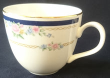 Lade das Bild in den Galerie-Viewer, 2er Set KAFFEETASSEN "Patricia" - Porzellan, Goldrand Flora Rosenblumen Kettenglieder Motiv Dekor
