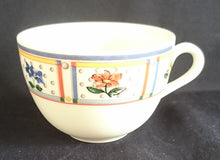 Lade das Bild in den Galerie-Viewer, TEETASSE &quot;Flirt&quot; - Porzellan, Flora Blumenblüten Pflanzen Linien Streifen Rand Motiv Dekor
