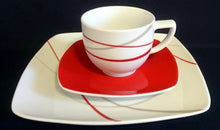 Lade das Bild in den Galerie-Viewer, 2er Set 3er KAFFEEGEDECK "Novel" - Porzellan, Geometrisches Linien Striche Abstrakt Breiter Rand Motiv Quadratische Form Motiv Dekor
