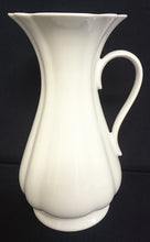 Lade das Bild in den Galerie-Viewer, BLUMENVASEN ~KRUG - Porzellan, Einfärbig Senkrechte Relief Wölbungen Motiv Dekor
