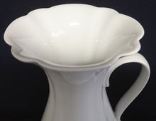 Lade das Bild in den Galerie-Viewer, BLUMENVASEN ~KRUG - Porzellan, Einfärbig Senkrechte Relief Wölbungen Motiv Dekor
