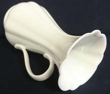 Lade das Bild in den Galerie-Viewer, BLUMENVASEN ~KRUG - Porzellan, Einfärbig Senkrechte Relief Wölbungen Motiv Dekor
