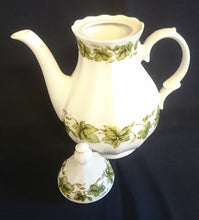 Lade das Bild in den Galerie-Viewer, 5er Set TEEKANNE &amp; MILCHKÄNNCHEN &amp; ZUCKERDOSE + DECKEL - Porzellan, Flora Weinblatt Blätter Pflanzen Ranken Motiv Dekor
