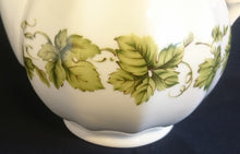 Lade das Bild in den Galerie-Viewer, 5er Set TEEKANNE &amp; MILCHKÄNNCHEN &amp; ZUCKERDOSE + DECKEL - Porzellan, Flora Weinblatt Blätter Pflanzen Ranken Motiv Dekor
