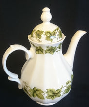 Lade das Bild in den Galerie-Viewer, 5er Set TEEKANNE &amp; MILCHKÄNNCHEN &amp; ZUCKERDOSE + DECKEL - Porzellan, Flora Weinblatt Blätter Pflanzen Ranken Motiv Dekor
