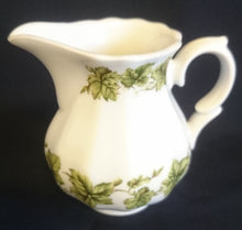 Lade das Bild in den Galerie-Viewer, 5er Set TEEKANNE &amp; MILCHKÄNNCHEN &amp; ZUCKERDOSE + DECKEL - Porzellan, Flora Weinblatt Blätter Pflanzen Ranken Motiv Dekor
