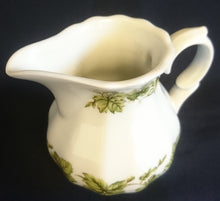 Lade das Bild in den Galerie-Viewer, 5er Set TEEKANNE &amp; MILCHKÄNNCHEN &amp; ZUCKERDOSE + DECKEL - Porzellan, Flora Weinblatt Blätter Pflanzen Ranken Motiv Dekor
