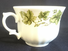Lade das Bild in den Galerie-Viewer, TEETASSE - Porzellan, Flora Weinblatt Blätter Pflanzen Ranken Motiv Dekor
