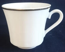 Lade das Bild in den Galerie-Viewer, KAFFEETASSE - Porzellan, Goldrand Senkrecht Relief Wölbungen Form Motiv Dekor
